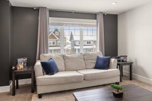 Luxurious Entire House with Cental AC, Double Car Garage Parking, Upgraded Appliances, King Size Bed, Two Living Rooms & More的休息区