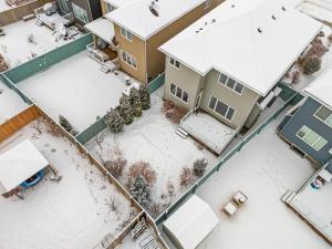 冬天的Luxurious Entire House with Cental AC, Double Car Garage Parking, Upgraded Appliances, King Size Bed, Two Living Rooms & More