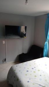 TV a/nebo společenská místnost v ubytování HABITACIÓN, Suba, Bogotá