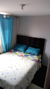 Postel nebo postele na pokoji v ubytování HABITACIÓN, Suba, Bogotá