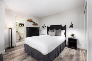 a bedroom with a large bed and a bathroom at Studio Condo @ North Creek|Pool/Hot Tub/Crave TV in Blue Mountains +31 photos