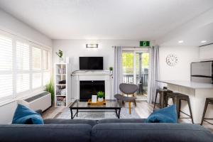 a living room with a couch and a table at Studio Condo @ North Creek|Pool/Hot Tub/Crave TV in Blue Mountains