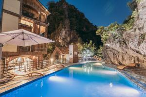 einen Pool in einem Resort mit einem Berg in der Unterkunft Bamboo Hill Villa in Ninh Bình + 192 Fotos