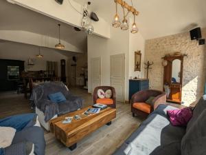 Gallery image of Maison Familiale avec Piscine Privée et Grand Jardin - FR-1-653-266 in Magnac-Lavalette