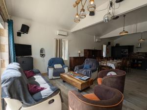 Gallery image of Maison Familiale avec Piscine Privée et Grand Jardin - FR-1-653-266 in Magnac-Lavalette