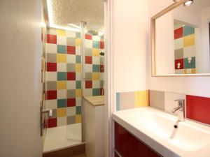 ein Badezimmer mit Waschbecken und Dusche in der Unterkunft Mont-Dore, T2 avec balcon, parking et wifi proche centre - FR-1-608-271 in Mont-Dore