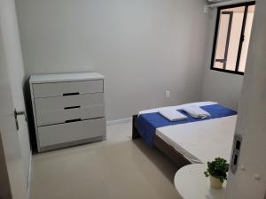 Katil atau katil-katil dalam bilik di Apto vista mar com 3 quartos e churrasqueira, 4 min praia