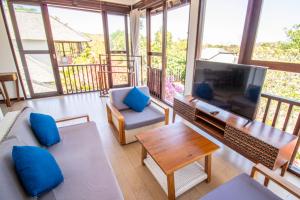 TV a/nebo společenská místnost v ubytování Uluwatu Yoga Resort