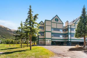 un edificio con un árbol delante en Greens at Copper 217 by Summit County Mountain Retreats, en Copper Mountain