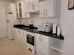 Dapur atau dapur kecil di Apto vista mar com 3 quartos e churrasqueira, 4 min praia