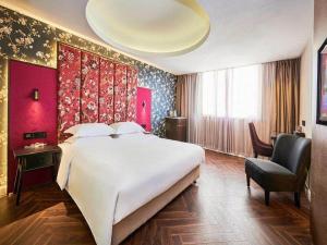Ліжко або ліжка в номері Metropolo Hotel Jiangyin Hongqiao Road Baiye Plaza +5 фото