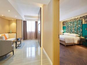 Ліжко або ліжка в номері Metropolo Hotel Jiangyin Hongqiao Road Baiye Plaza