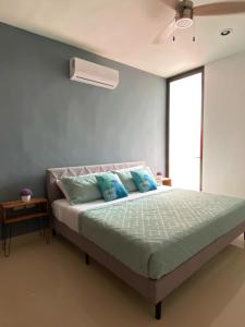 a bedroom with a bed with blue walls at Imox House in Conkal
