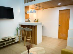 a kitchen with a counter and a bar in a room at Ace Tiny Home in Alaminos - Home of the Hundred Islands in Alaminos
