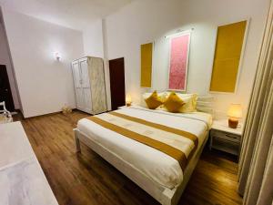 Postel nebo postele na pokoji v ubytování Ayur Ayur White Sail Villa