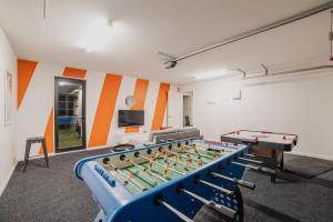 um quarto com uma mesa de bilhar e uma bola de pingue-pongue em Zenith Escapes Your Quintessential 4BR Haven em Christchurch