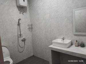 Ένα μπάνιο στο Zavira House Purwokerto +18 φωτογραφίες