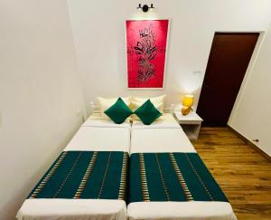 Postel nebo postele na pokoji v ubytování Ayur Ayur White Sail Villa