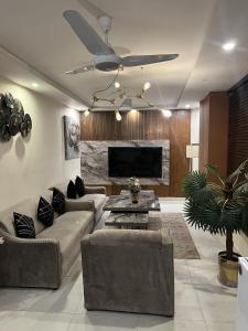 Μια τηλεόραση ή/και κέντρο ψυχαγωγίας στο Galaxy Hotel & Apartments +55 φωτογραφίες