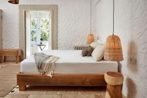 Postel nebo postele na pokoji v ubytování Luxurious Villa With Pool in the center of Alacati + 44 fotografií