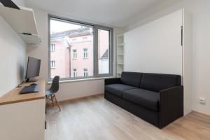 Posezení v ubytování SMART Studio with Ultra Fast 1Gbps WiFi and Air Conditioning