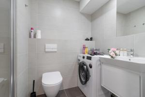 Ein Badezimmer in der Unterkunft SMART Studio with Ultra Fast 1Gbps WiFi and Air Conditioning