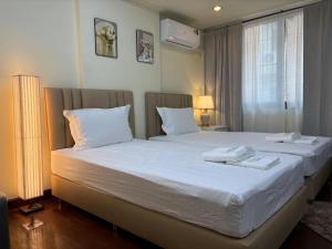 Klong ToiApamet Hotel Sukhumvit 55的一间卧室，有一张大床，床上有两条毛巾