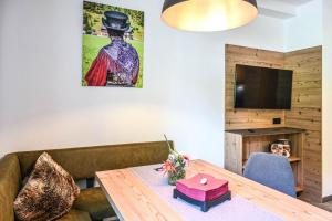 Televízia a/alebo spoločenská miestnosť v ubytovaní Haus Franzi