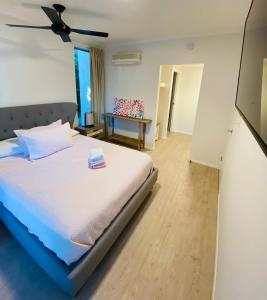 a bedroom with a large bed and a table at Strand to Stadium - Perfect central location in Townsville City in Townsville +13 photos