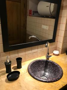 Un mostrador de baño con un lavabo y un espejo. en CASA VALLE VERDE, en Lentegí 17 fotos más