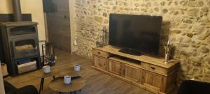 TV a/nebo společenská místnost v ubytování La Gardoise a la campagne