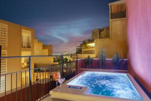 un bain à remous sur le balcon d'un appartement dans l'établissement Anise, Aluma Hotels & Resorts, à Athènes
