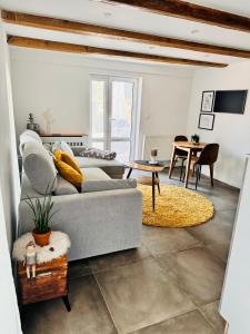 a living room with a couch and a table at Ganze Unterkunft Messe Hannover Laatzen in Hannover