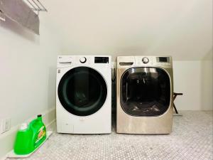 two washing machines sitting next to each other in a room at Meet友缘 in Vancouver