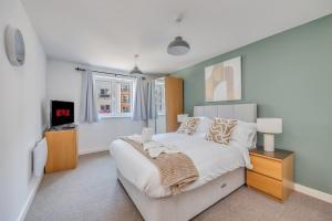Ένα ή περισσότερα κρεβάτια σε δωμάτιο στο Stylish Apartment in Northampton Town Centre by Yoko Property