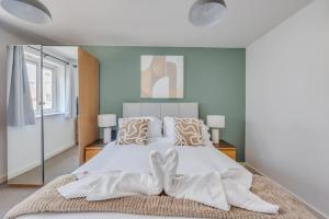 Ένα ή περισσότερα κρεβάτια σε δωμάτιο στο Stylish Apartment in Northampton Town Centre by Yoko Property