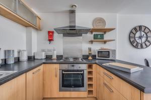 Η κουζίνα ή μικρή κουζίνα στο Stylish Apartment in Northampton Town Centre by Yoko Property