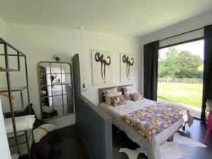 Postel nebo postele na pokoji v ubytování Sittelles lodges cube