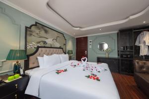 Postel nebo postele na pokoji v ubytování Madelise Grand Hotel + 37 fotografií
