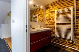 Et badeværelse på Le Liberté Coeur de ville Duplex + 36 billeder