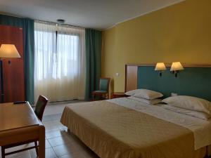 Postelja oz. postelje v sobi nastanitve Albergo Conte Max