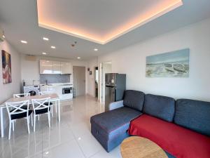 Η κουζίνα ή μικρή κουζίνα στο One Tower 1 Bed 84 by ThaiminatorPattaya
