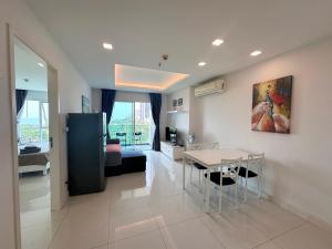 Μια τηλεόραση ή/και κέντρο ψυχαγωγίας στο One Tower 1 Bed 84 by ThaiminatorPattaya
