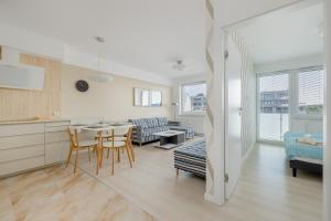 Kuchyňa alebo kuchynka v ubytovaní Jantar Apartamenty Bliżej Morza