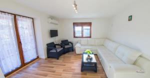 Χώρος καθιστικού στο Wild River Apartments