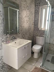 Koupelna v ubytování Bright and Convenient Penthouse in Central Malta