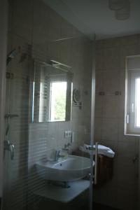 a bathroom with a sink and a mirror at Ferienwohnung Ilse im Haus Namenlos in Baruth