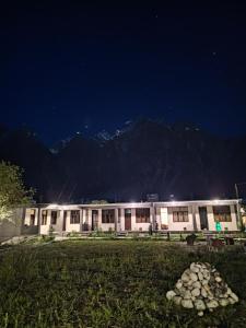 Nespecifikovaný výhled na hory nebo výhled na hory při pohledu z hotelu