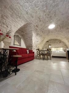 Zia Giacomina's House في كاسانو ديلي مورجي: غرفة معيشة مع أريكة حمراء وطاولة +22 صورة