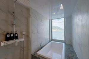 Vannituba majutusasutuses The first ocean Songdo